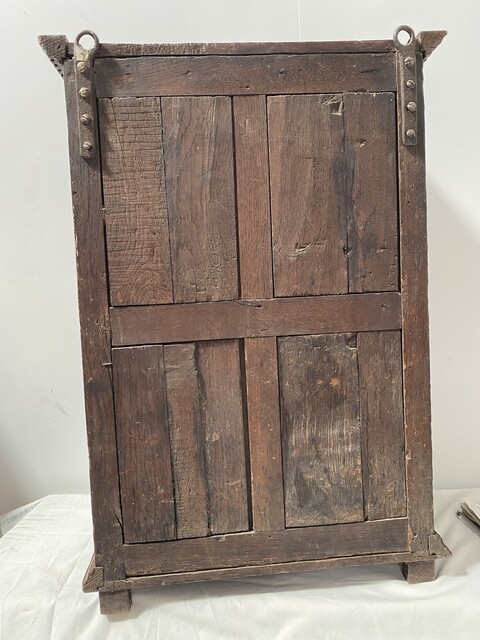 armoire de maitrise en chêne massif finement sculpté . XIX siècle .