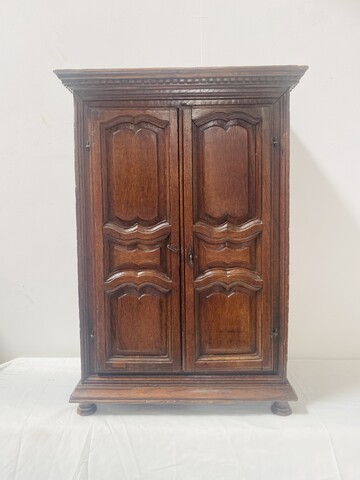 armoire de maitrise en chêne massif finement sculpté . XIX siècle .