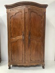 armoire deux portes moulurées merisier massif chapeau de gendarme .XIX siècle.
