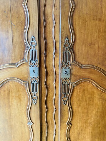 armoire deux portes moulurées merisier massif chapeau de gendarme .XIX siècle.