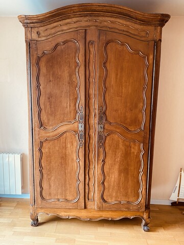 armoire deux portes moulurées merisier massif chapeau de gendarme .XIX siècle.
