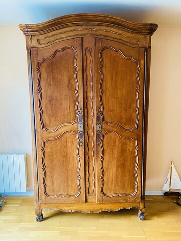 armoire deux portes moulurées merisier massif chapeau de gendarme .XIX siècle.