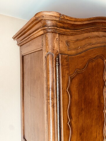 armoire deux portes moulurées merisier massif chapeau de gendarme .XIX siècle.