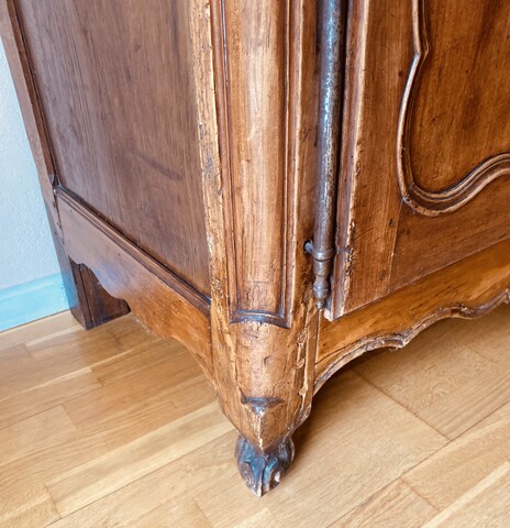 armoire deux portes moulurées merisier massif chapeau de gendarme .XIX siècle.