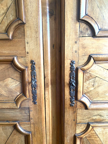 armoire louis XIV à pans droit en noyer massif deux portes . XVIII siècle .
