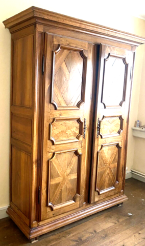 armoire louis XIV à pans droit en noyer massif deux portes . XVIII siècle .