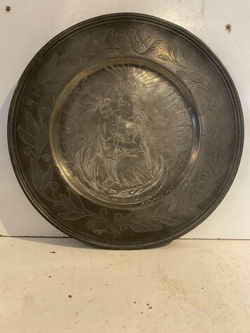 assiette en étain représentant l'enfant et la vierge daté 1704 . XVIII siècle .