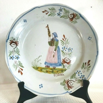 Assiette en faïence polychrome a décor de paysanne Bretonne marque G-B . XX sièc