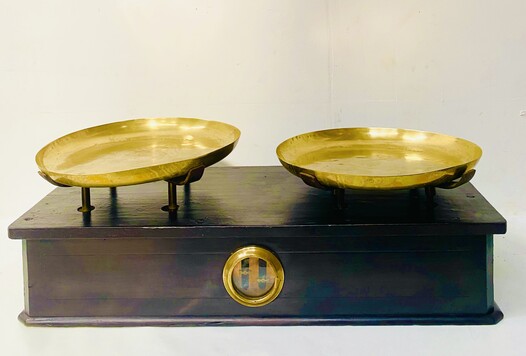 balance de pharmacien époque Napoléon III plateau cuivre jaune . XIX siècle .