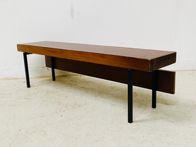 Banc piètement en fer de fonte patiné dessus bois massif . XX siècle .