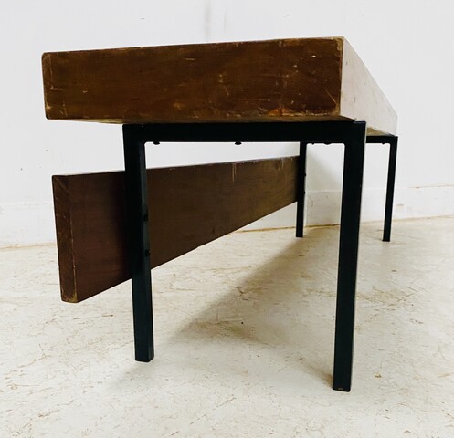 Banc piètement en fer de fonte patiné dessus bois massif . XX siècle .