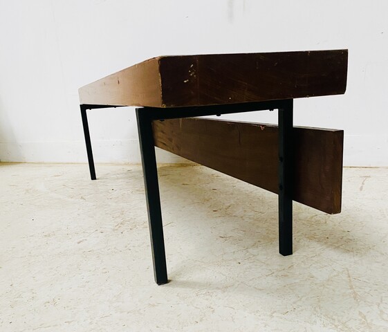 Banc piètement en fer de fonte patiné dessus bois massif . XX siècle .