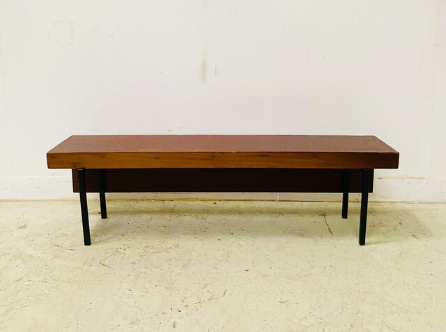 Banc piètement en fer de fonte patiné dessus bois massif . XX siècle .