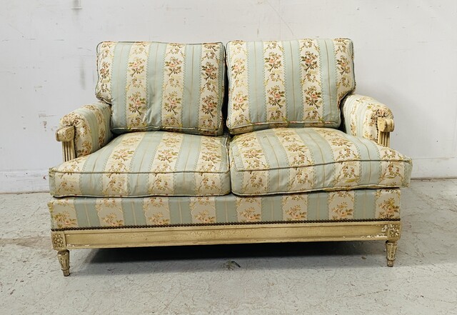 Banquette boudoir de style Louis XVI hêtre patine à l'antique . XX siècle .