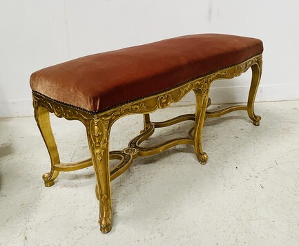 Banquette de style Louis XV en bois doré recouvrement velours . XX siècle .