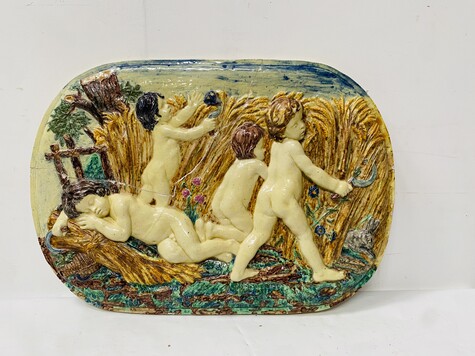 bas relief en faïence polychrome thème putti la moisson de SERGENT . XX siècle .