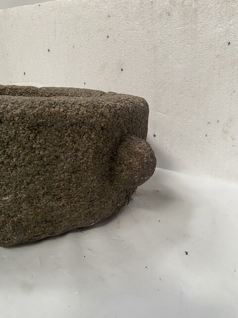 bassin à eau en pierre finement sculpté comportant bec verseur . XVII siècle .