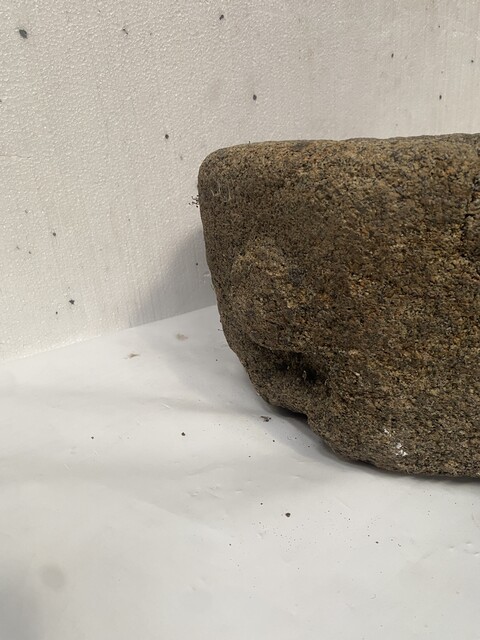 bassin à eau en pierre finement sculpté comportant bec verseur . XVII siècle .