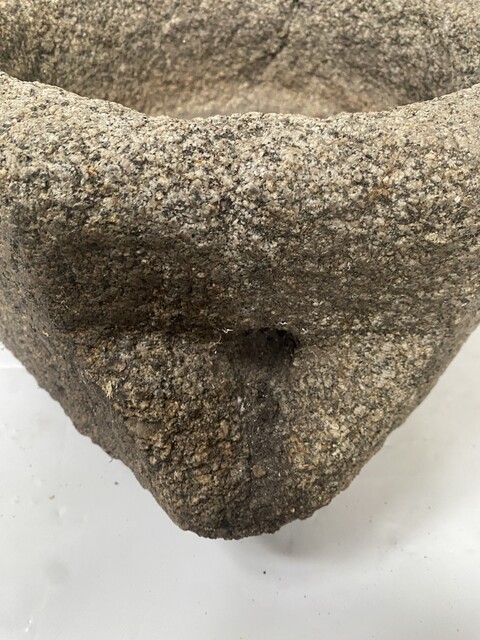 bassin à eau en pierre finement sculpté comportant bec verseur . XVII siècle .