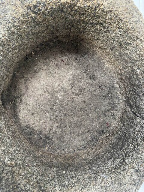 bassin à eau en pierre finement sculpté comportant bec verseur . XVII siècle .