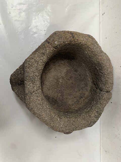 bassin à eau en pierre finement sculpté comportant bec verseur . XVII siècle .