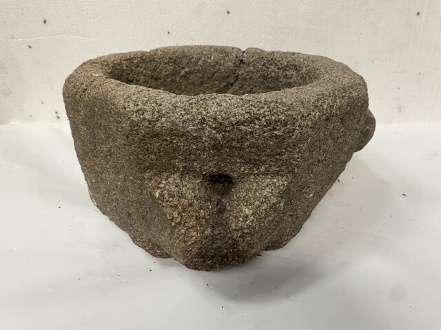 bassin à eau en pierre finement sculpté comportant bec verseur . XVII siècle .