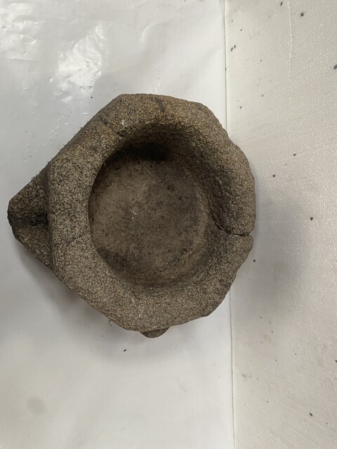 bassin à eau en pierre finement sculpté comportant bec verseur . XVII siècle .