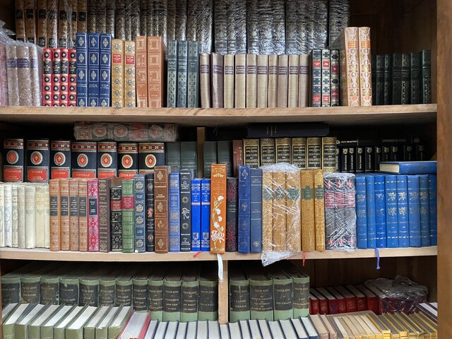 bibliothèque de libres reliure cuir et autres . XX siècle .