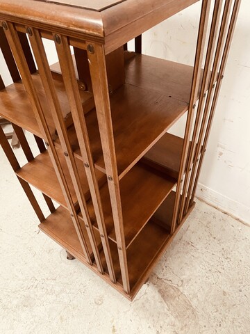 bibliothèque tournante en noyer massif estampille de G Lancelin . XX siècle .