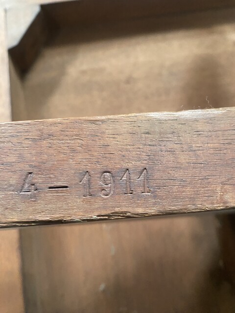 bibliothèque tournante en noyer massif estampille de G Lancelin . XX siècle .