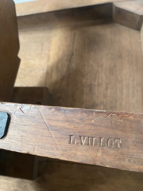 bibliothèque tournante en noyer massif estampille de G Lancelin . XX siècle .