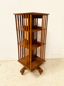 bibliothèque tournante en noyer massif piètements sur roulettes . XIX siècle .