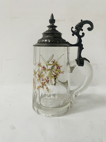 bock à bière polychrome décor de fleurs emmaillé couvercle en étain . XX siècle.