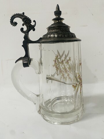 bock à bière polychrome décor de fleurs emmaillé couvercle en étain . XX siècle.