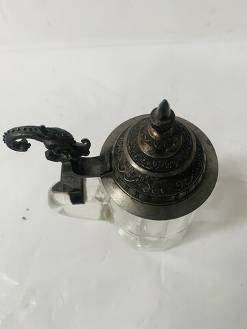 bock à bière polychrome décor de fleurs emmaillé couvercle en étain . XX siècle.