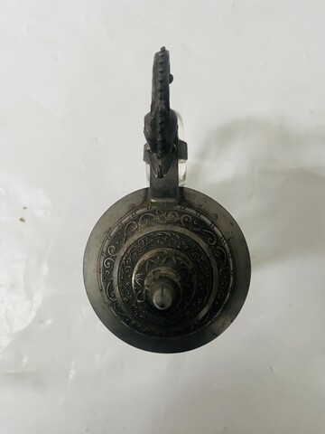 bock à bière polychrome décor de fleurs emmaillé couvercle en étain . XX siècle.