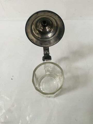 bock à bière polychrome décor de fleurs emmaillé couvercle en étain . XX siècle.