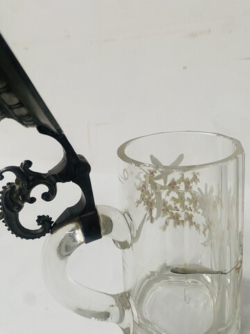 bock à bière polychrome décor de fleurs emmaillé couvercle en étain . XX siècle.