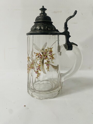 bock à bière polychrome décor de fleurs emmaillé couvercle en étain . XX siècle.
