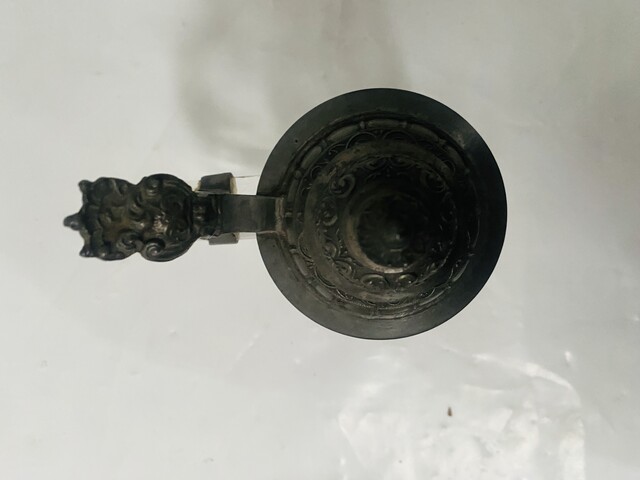 bock à bière polychrome décor de fleurs emmaillé couvercle en étain . XX siècle.