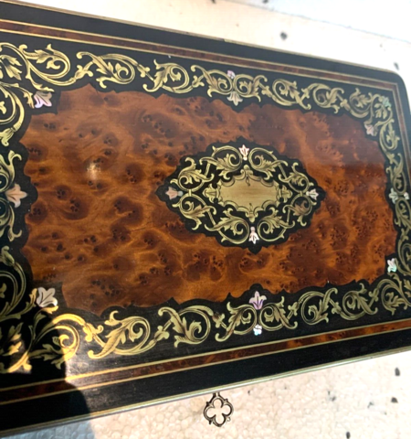 Boite a bijoux en loupe de thuya et marqueterie de laiton gravé . XIX siècle .