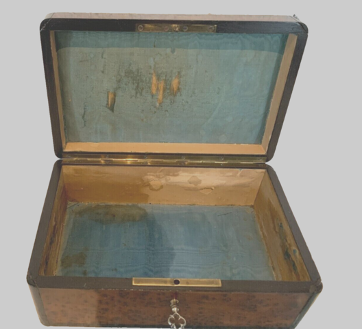 Boite a bijoux en loupe de thuya et marqueterie de laiton gravé . XIX siècle .