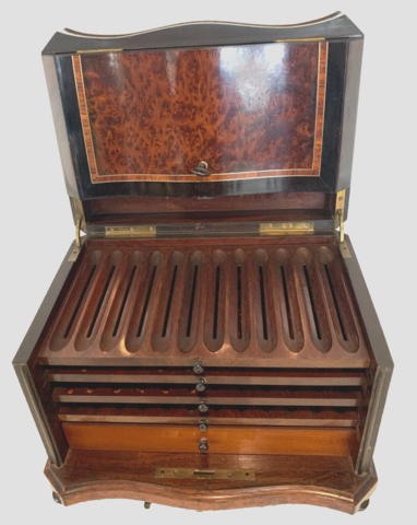 Boite a cigares en loupe de thuya et bois noir . XIX siècle .