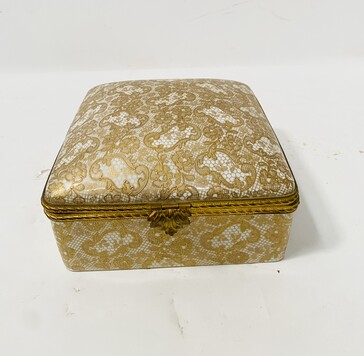 boite en porcelaine polychrome peinte à la main doré daté 1967 . XX siècle .