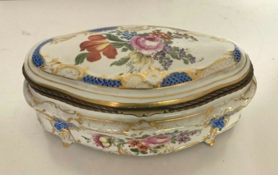 Boite ovale en porcelaine polychrome Boite a bijoux Bonbonnière XX siècle