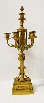 bougeoir en bronze doré à décor de scène de putti à cinq bras . XIX siècle .