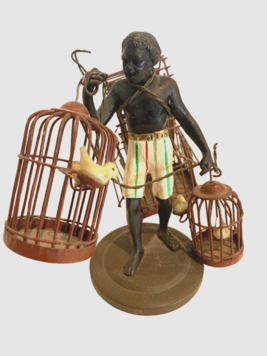 bronze miniature sujet le porteur de cages à oiseaux en bronze . XX siècle .