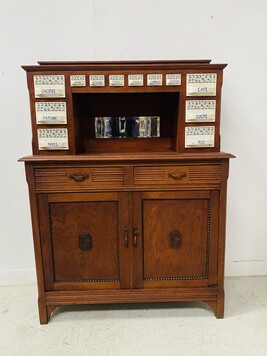  buffet deux corps formant meuble à épices . XX siècle .