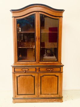 buffet deux corps formant vitrine en noyer époque Napoléon III . XIX siècle .