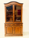 buffet deux corps formant vitrine en noyer époque Napoléon III . XIX siècle .